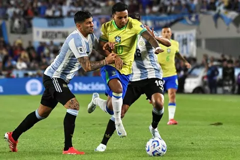 في غياب ميسي.. الأرجنتين تكتب التاريخ أمام البرازيل في تصفيات كأس العام 2026